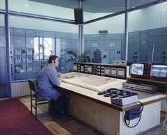 Magyarország, Széchenyihegy, Budapest XII., az adóállomás energiaellátó rendszerének vezérlőterme., 1979, UVATERV, színes, televízió, vezérlőterem, monoszkóp, Budapest, Junoszt-márka, Videoton Orpheus, Fortepan #99455