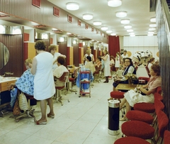 Magyarország, Budapest V., Petőfi Sándor utca 1., a Budapesti Állami Fodrászat 1-es számú üzlete, jobbra a lépcső az emeleti kozmetikához vezet., 1980, UVATERV, színes, fodrászat, hamutartó, Budapest, Fortepan #99470