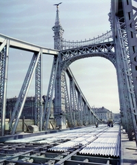 Magyarország, Budapest, Szabadság híd a Fővám (Dimitrov) tér felé nézve, az útpálya átépítése idején., 1980, UVATERV, színes, híd, építkezés, Duna-híd, Feketeházy János-terv, Fortepan #99472