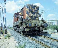 Magyarország, Székesfehérvár, vasútállomás, háttérben a Tóvárosi (Münnich Ferenc) lakónegyed házai., 1987, UVATERV, vasút, színes, dízelmozdony, MÁV M44 sorozat, Fortepan #99508