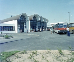 Magyarország, Mátészalka, vasútállomás., 1990, UVATERV, színes, autóbusz, várakozás, buszmegálló, Ikarus 256, vasútállomás, Volán-szervezet, autóbuszállomás, Ikarus-márka, Ikarus 266, Fortepan #99522