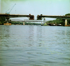 Magyarország, Szentes, az épülő közúti Tisza-híd, háttérben a vasúti híd., 1981, UVATERV, színes, hídépítés, Fortepan #99558