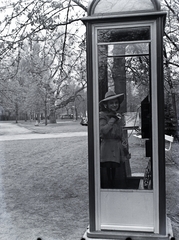 Magyarország, Margitsziget, Budapest, 1943, Kurutz Márton, reklám, kalap, telefonfülke, Fortepan #9966