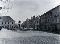 Magyarország, Szekszárd, Garay tér., 1943, Kurutz Márton, cégtábla, szobor, áruház, üzletportál, Salamon Testvérek, Pirnitzer József és Fiai, Garay János-ábrázolás, Fortepan #9969