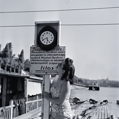 Magyarország, Margitsziget, Budapest, budai oldal, dél felé nézve., 1943, Kurutz Márton, strand, fürdőruha, felirat, óra, tábla, Fortepan #9975