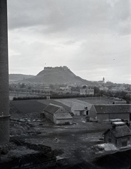 Magyarország, Sümeg, látkép a várral a mészgyár (Dunántúli Mész-, Tégla és Kőipar Rt. Mészgyára és Bazaltbánya Telepe Sümeg) felől., 1943, Kurutz Márton, vár, Fortepan #9993