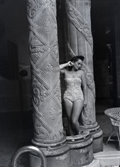 Hungary, Budapest XI., Gellért Gyógyfürdő, a felvétel a pezsgőfürdő-medencéjénél készült., 1948, Kurutz Márton, portrait, bathing suit, pillar, Budapest, Fortepan #9998