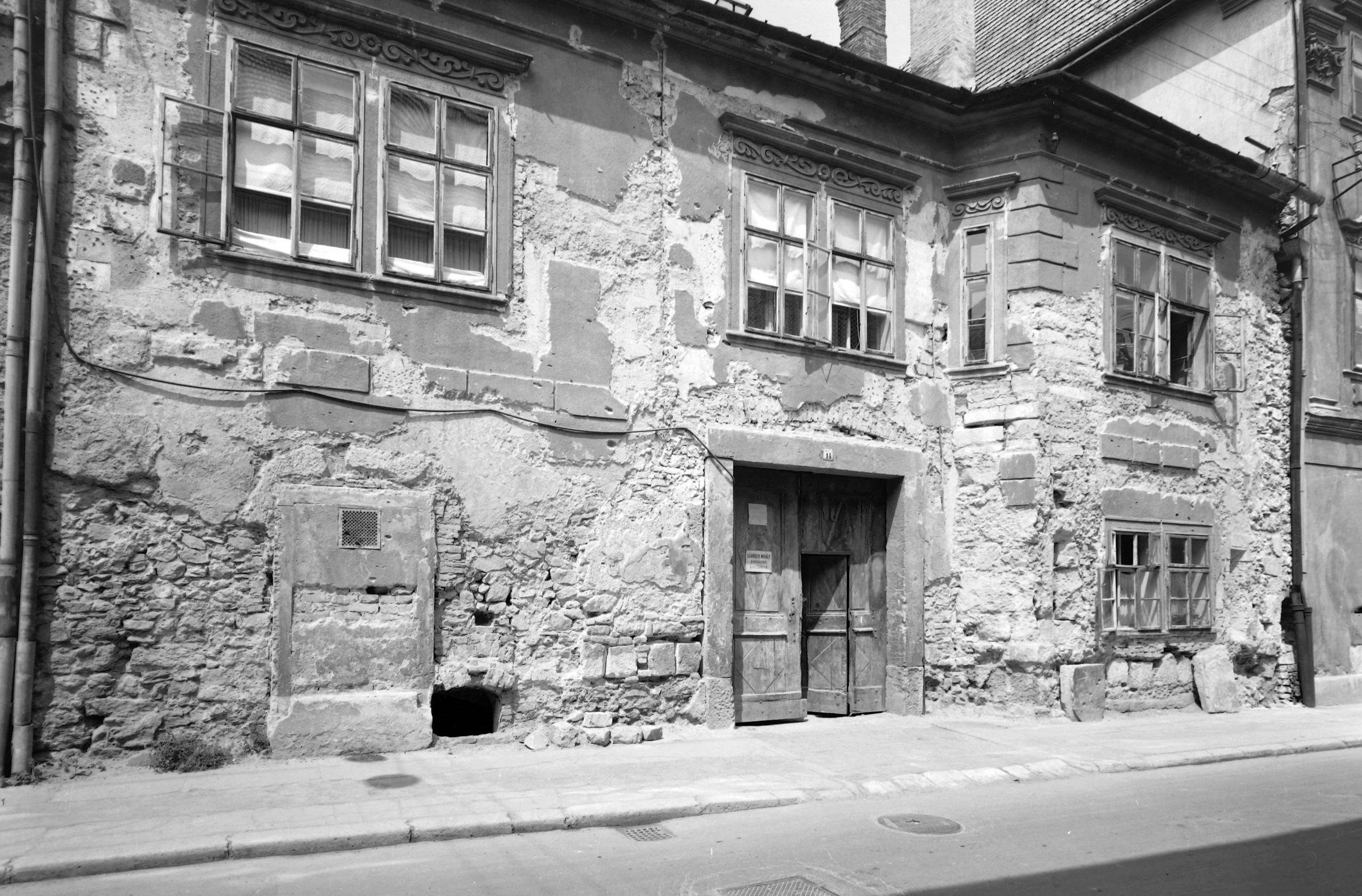 Sopron Templom se14 ház front 1961-ből. A homlokzatot leverték, látható a boltíves kapu.